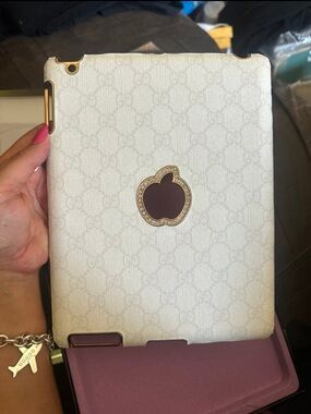 Luxury White Tablet Case. Fits an Apple iPad 2 (Model A1395)
